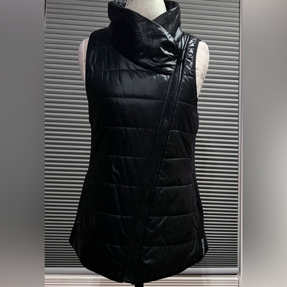 Reebok Asymetrical High Neck Puffer Vest in Black insulated zip pockets Medium